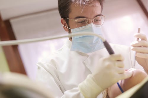 杭州什么叫做种植牙齿？通俗说就是在牙槽骨打地基装牙冠，不伤邻牙能用几十年